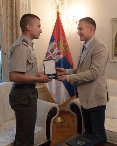Министар Стефановић наградио младе из војних школа за остварене резултате