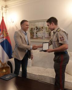 Ministar Stefanović nagradio mlade iz vojnih škola za ostvarene rezultate