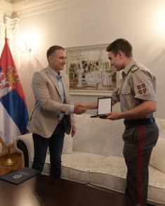 Minister Stefanović presents awards to students of military schools for results achieved