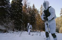 Reconnaissance units undergo routine cold-weather training