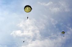 Military service volunteers undergo parachute training
