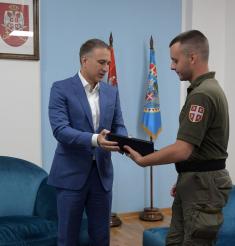 Министар Стефановић наградио војног полицајца Пенићa