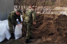 Војска Србије помаже грађанима у одбрани од поплава