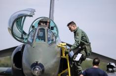 Летачка обука ловачко-бомбардерске ескадриле на аеродрому пребазирања