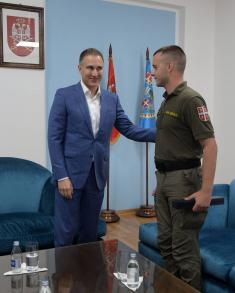 Ministar Stefanović nagradio vojnog policajca Penića
