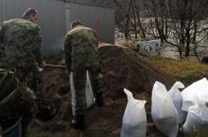 Serbian Armed Forces help citizens in flood-affected areas