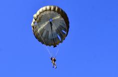 Prvi skokovi najmlađih padobranaca Vojske Srbije
