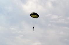 Military service volunteers undergo parachute training