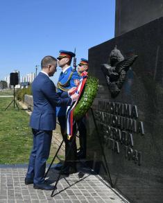 Министар Стефановић положио венац на Споменик пилотима браниоцима Београда 