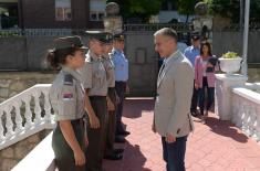 Министар Стефановић наградио младе из војних школа за остварене резултате