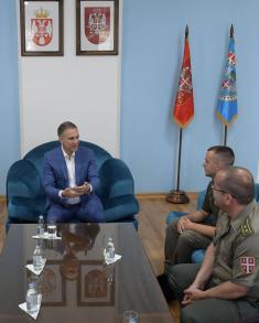 Министар Стефановић наградио војног полицајца Пенићa