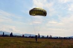 Military service volunteers undergo parachute training