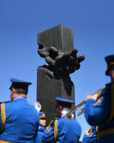 Министар Стефановић положио венац на Споменик пилотима браниоцима Београда 