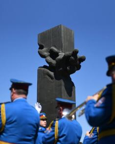 Minister Stefanović lays wreath at Monument to Pilots - Defenders of Belgrade