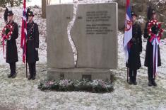 Министри одбране Србије и Норвешке положили венце на споменик југословенским интернирцима