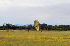 Military service volunteers undergo parachute training