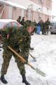 Kadeti čiste sneg u  krugu Kliničkog centra Srbije i zemunske Gradske bolnice