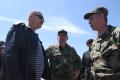 Припадници Војске Србије ојачавају насип у Дреновцу