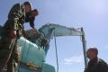 Припадници Војске Србије ојачавају насип у Дреновцу