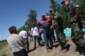 Припадници Војске Србије ојачавају насип у Дреновцу