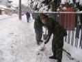 Помоћ Војске грађанима Србије у чишћењу снега