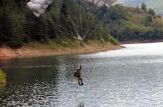 Minister Vulin at the Zavojsko Lake: After 30 years, the 63rd Parachute Brigade performed water jumps