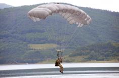 Minister Vulin at the Zavojsko Lake: After 30 years, the 63rd Parachute Brigade performed water jumps