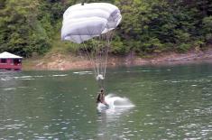 Minister Vulin at the Zavojsko Lake: After 30 years, the 63rd Parachute Brigade performed water jumps