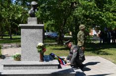 Делегација Министарства одбране и Војске Србије положила венац на споменик палом борцу са Кошара Тибору Церни