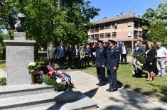 Делегација Министарства одбране и Војске Србије положила венац на споменик палом борцу са Кошара Тибору Церни