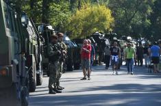 Numerous visitors at display of weapons and military equipment at Ušće