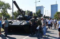 Numerous visitors at display of weapons and military equipment at Ušće