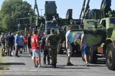 Numerous visitors at display of weapons and military equipment at Ušće