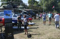 Numerous visitors at display of weapons and military equipment at Ušće