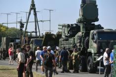 Numerous visitors at display of weapons and military equipment at Ušće