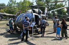 Numerous visitors at display of weapons and military equipment at Ušće