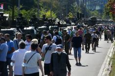 Numerous visitors at display of weapons and military equipment at Ušće
