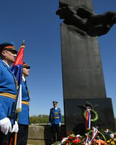 Minister Stefanović lays wreath at Monument to Pilots - Defenders of Belgrade