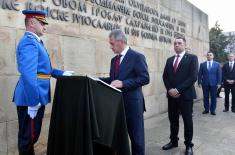 Ministers Vulin and Shoigu lay wreaths at Belgrade Liberators Thomb