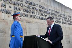 Ministers Vulin and Shoigu lay wreaths at Belgrade Liberators Thomb