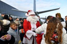 Deda Mraz i Dobre vile tradicionalno na aerodromu Batajnica