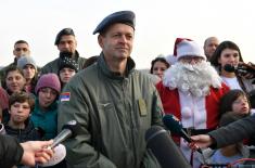 Деда Мраз и Добре виле традиционално на аеродрому Батајница