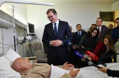 Predsednik Vučić obišao povređenog pripadnika UNMIKA na VMA