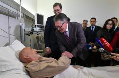 Predsednik Vučić obišao povređenog pripadnika UNMIKA na VMA