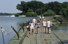 Vojska Srbije postavila pontonski most do plaže Lido