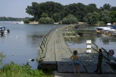 Vojska Srbije postavila pontonski most do plaže Lido