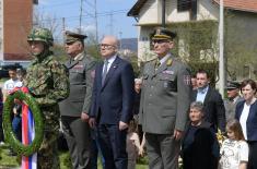 Minister Vučević lays wreath at monument to fallen soldier Zoran Ivanović in Trstenik