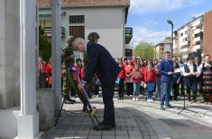 Minister Vučević lays wreath at monument to fallen soldier Zoran Ivanović in Trstenik