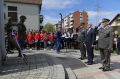 Minister Vučević lays wreath at monument to fallen soldier Zoran Ivanović in Trstenik