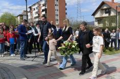 Minister Vučević lays wreath at monument to fallen soldier Zoran Ivanović in Trstenik